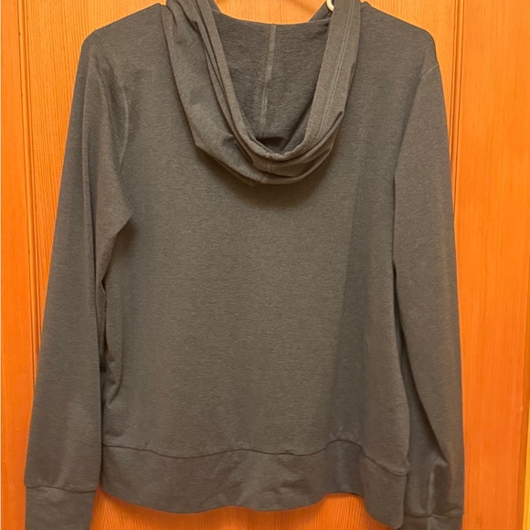 Vuori Women's Halo Performance Hoodie 2.0 - Picture 8 of 12